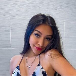 Meet your Posher, Abbey